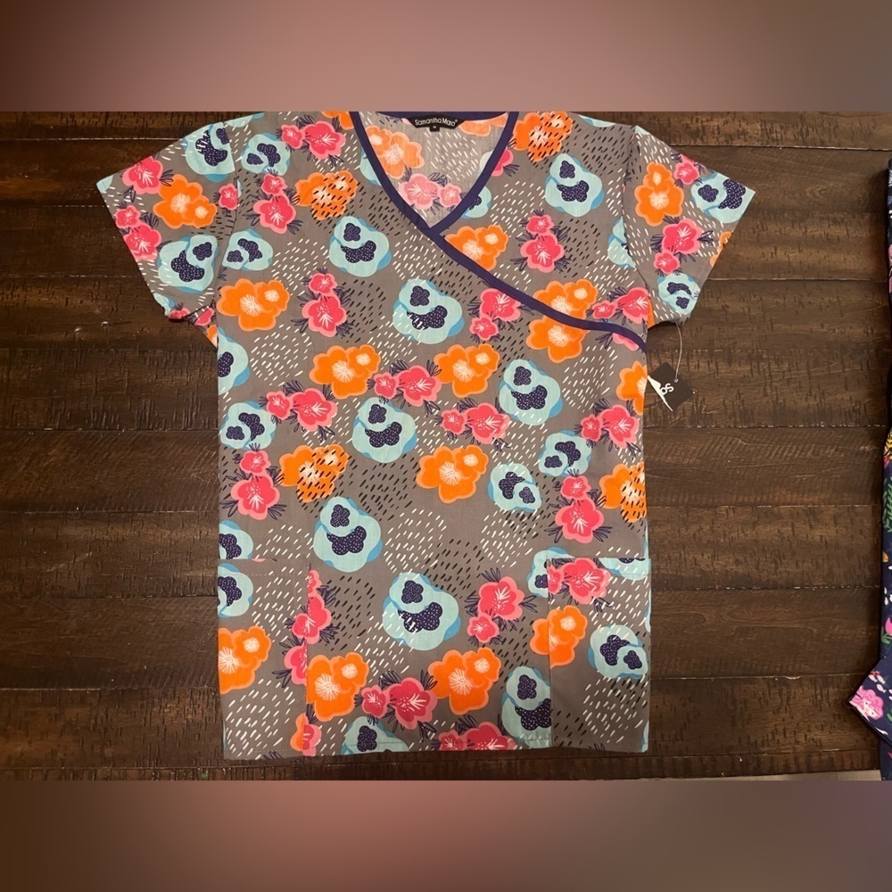 Cassandra O Set of 2 Nurse Scrub Tops M New - Picture 6 of 7